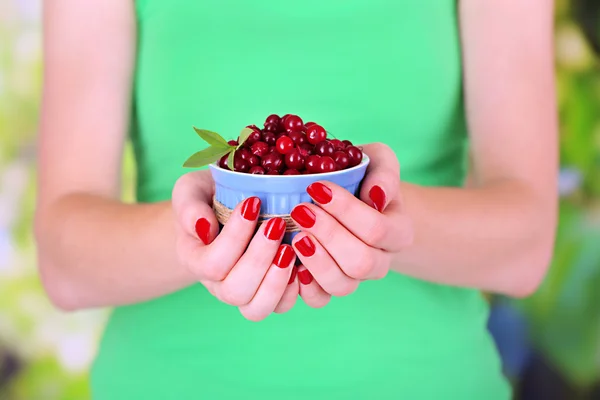 Mulher mãos segurando tigela de cranberries vermelhos maduros, perto u — Fotografia de Stock