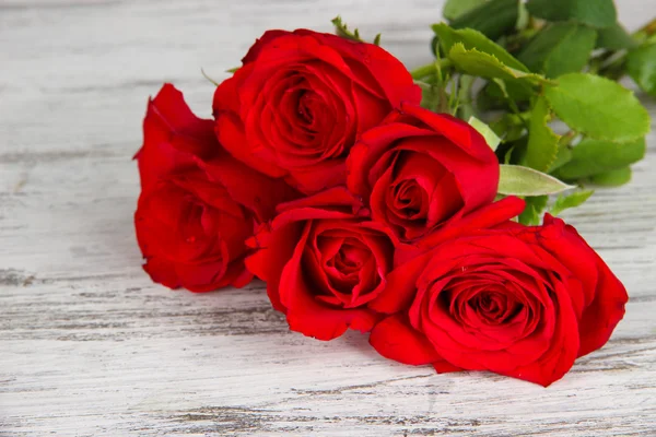Beautiful bouquet of roses on table close-up — Stock Photo, Image