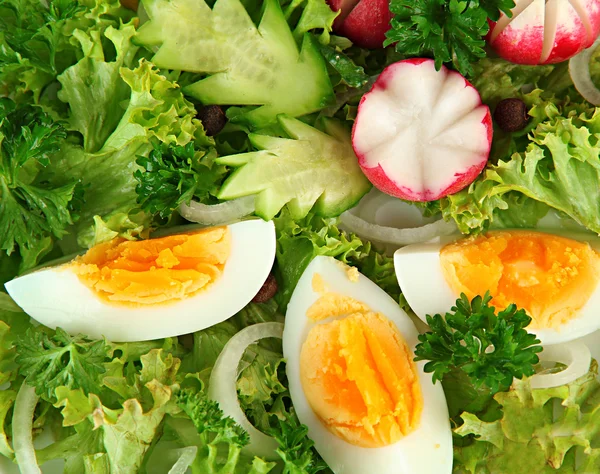 Ensalada mixta fresca con huevos, hojas de ensalada y otras verduras, de cerca — Foto de Stock