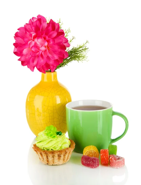 Tazza di tè con caramelle, torta e fiori isolati su bianco — Foto Stock