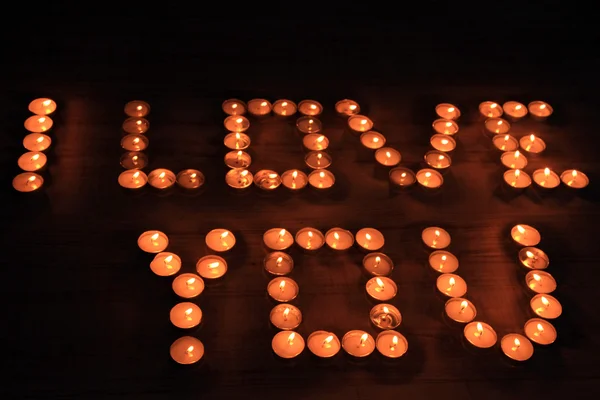 Velas românticas no fundo escuro — Fotografia de Stock