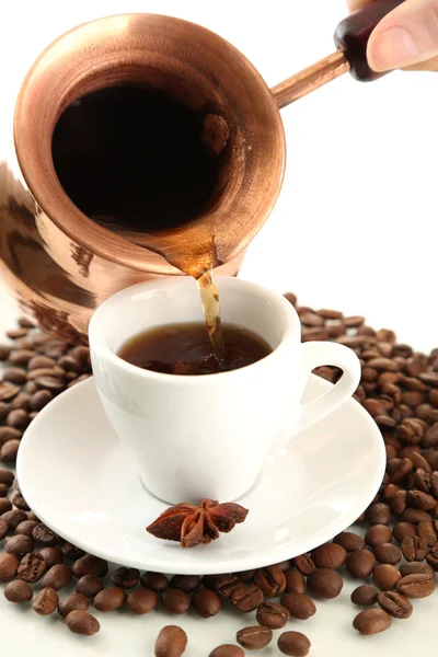 Taza y olla de café y granos de café, aislados en blanco —  Fotos de Stock