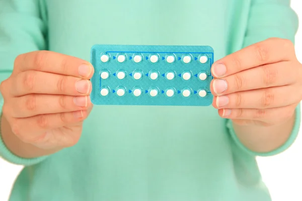 Pílulas hormonais em mãos femininas isoladas em branco — Fotografia de Stock