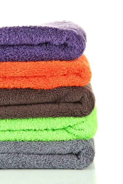 Hromadu barevné ručníky, izolované na bílém — Stock fotografie