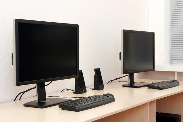 Computadores em mesas no quarto — Fotografia de Stock