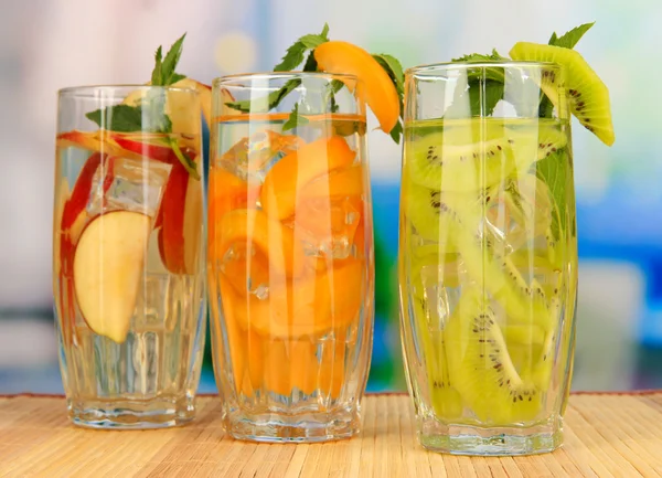 Стаканы фруктовых напитков со льдом на столе в кафе — стоковое фото