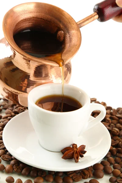 Κύπελλο και το δοχείο του καφέ και καφέ φασόλια, απομονωμένα σε λευκό — Φωτογραφία Αρχείου