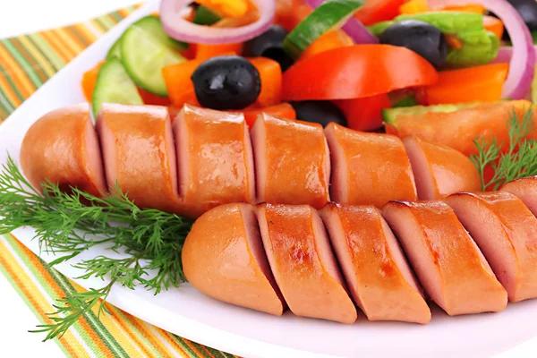 Grilled sausage with fresh salad close up — Stock Photo, Image