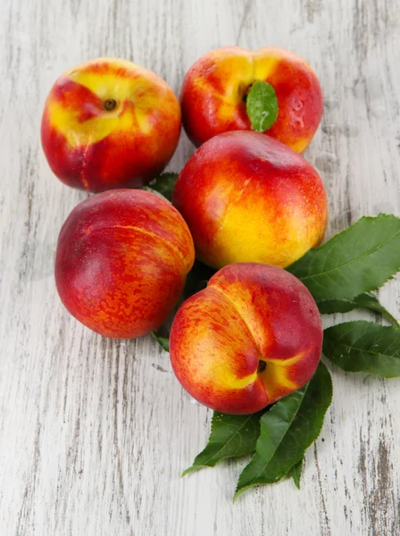 Персики на деревянном столе — стоковое фото