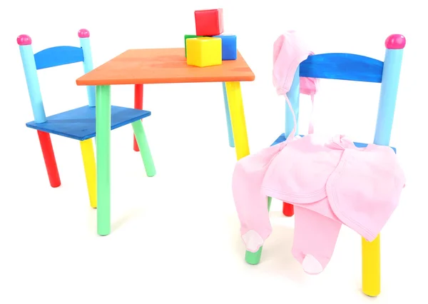 Kleine en kleurrijke tafel en stoelen voor kleine kinderen geïsoleerd op wit — Stockfoto