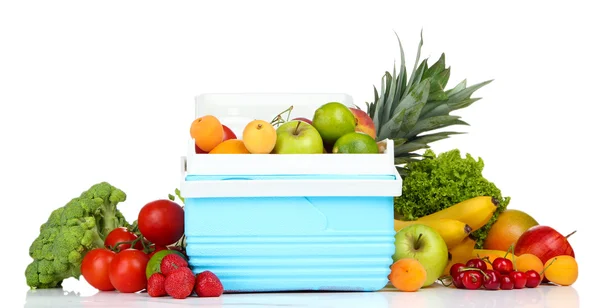 Frutas y verduras frescas en mini refrigerador, aisladas en blanco —  Fotos de Stock