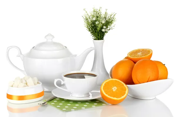 Piękny biały serwis obiadowy z pomarańczy na białym tle — Zdjęcie stockowe