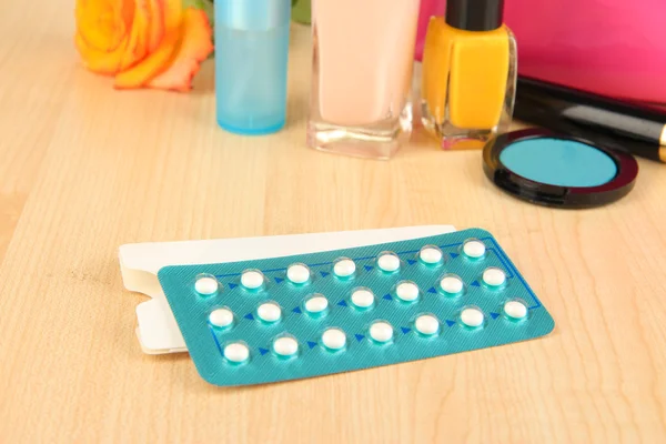 Гормональные таблетки в женском тумбочке крупным планом — стоковое фото