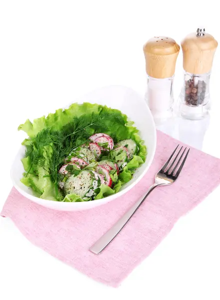 Ensalada de vitamina vegetal en plato aislado sobre blanco — Foto de Stock