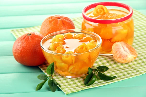 Engarrafamento de laranja com raspas e tangerinas em mesa de madeira em mesa de madeira — Fotografia de Stock