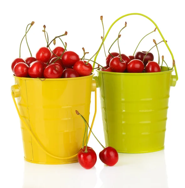 Bayas de cereza en cubos aislados sobre blanco — Foto de Stock