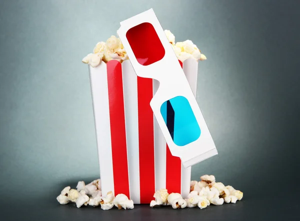 Popcorn och 3d-glasögon på grå bakgrund — Stockfoto