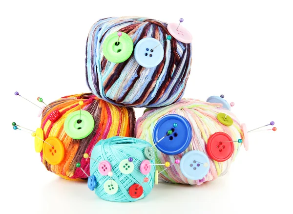 Botones coloridos y bolas de lana multicolor, aislados en blanco — Foto de Stock