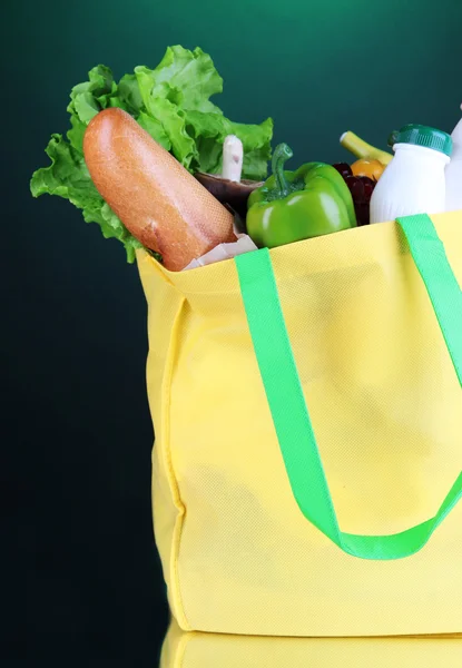 Eko taška s nákupy na temně zeleném pozadí — Stock fotografie