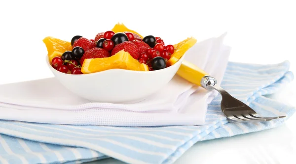 Hasznos gyümölcssaláta, friss gyümölcsök és bogyók, elszigetelt fehér tálban — Stock Fotó
