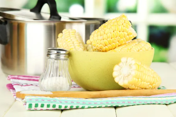 煮的玉米在碗里，木桌上，在明亮的背景上 — 图库照片