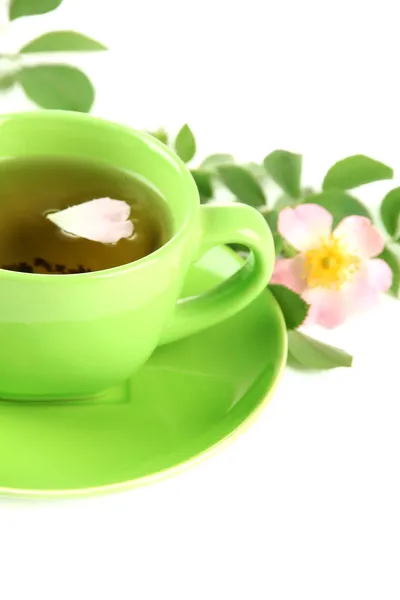 Tasse Kräutertee mit hippen Rosenblüten, isoliert auf weiß — Stockfoto