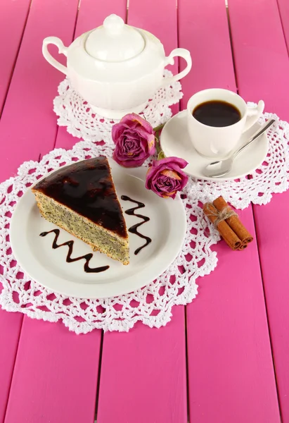 Läcker vallmo frön tårta med kopp kaffe på bordet närbild — Stockfoto