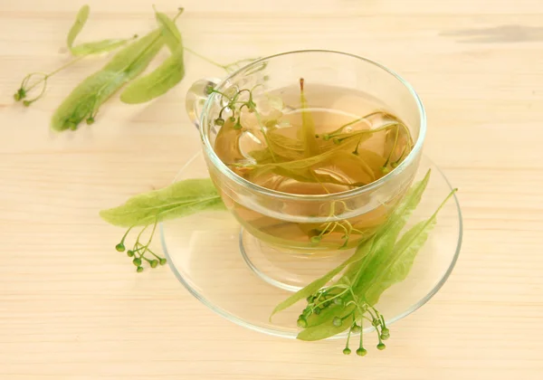 Coupe de thé en verre avec tilleul sur table en bois close-up — Photo