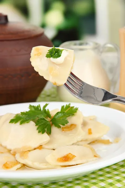 Pangsit lezat dengan bawang goreng di piring putih, di latar belakang cerah — Stok Foto