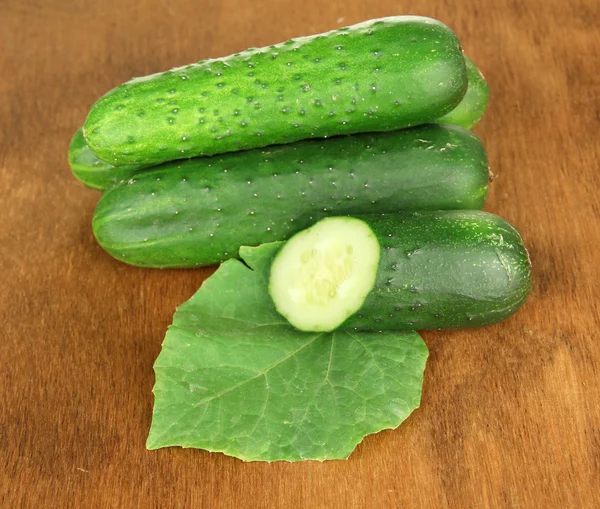 Schmackhafte grüne Gurken auf hölzernem Hintergrund — Stockfoto