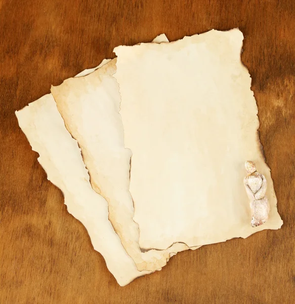 Staré papíry na dřevěné pozadí — Stock fotografie