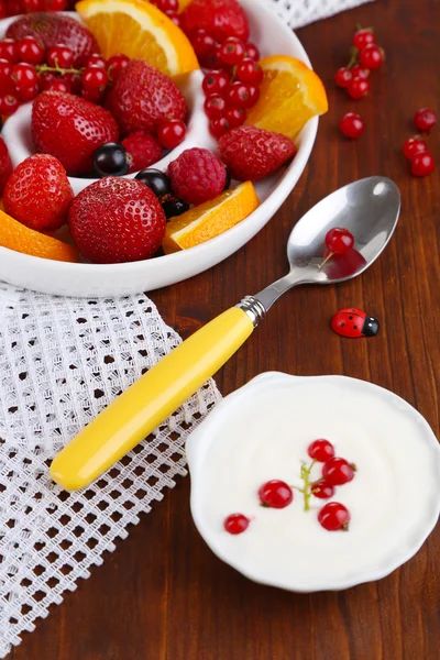 Plaka üzerinde ahşap masa yakın çekim yararlı meyve salatası — Stok fotoğraf