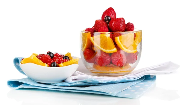 Nuttige fruitsalade in glazen beker geïsoleerd op wit — Stockfoto