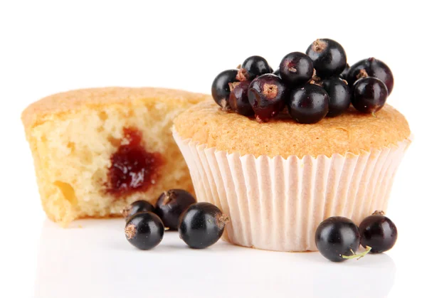Leckere Muffins mit Beeren isoliert auf weiß — Stockfoto