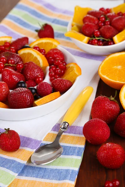 Nuttige fruitsalade in plaat op houten tafel close-up — Stockfoto