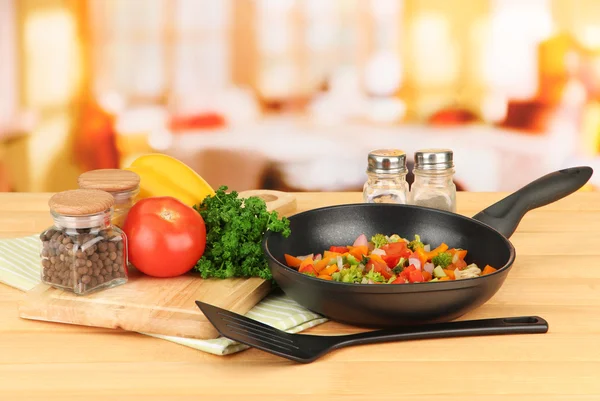 Ragoût de légumes dans une casserole, sur une table en bois sur fond lumineux — Photo