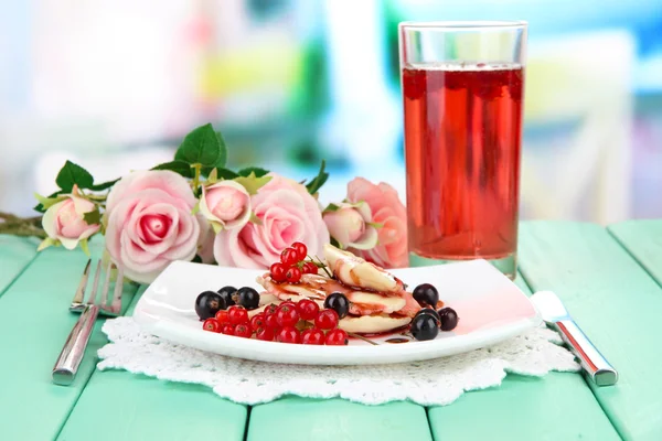 Смачні солодкі пельмені зі свіжими ягодами на білій тарілці, на яскравому фоні — стокове фото