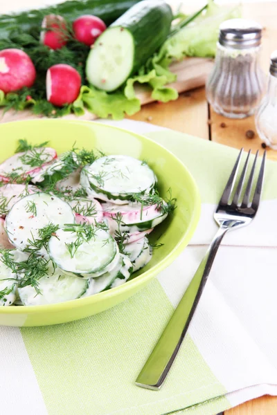 Insalata di verdure vitaminiche in ciotola su tavolo di legno su sfondo naturale — Foto Stock