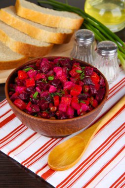 Tablo yakın çekim ıslak zeminde pancar salatası