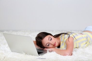 yalan oda içinde laptop ile güzel bir genç kadın