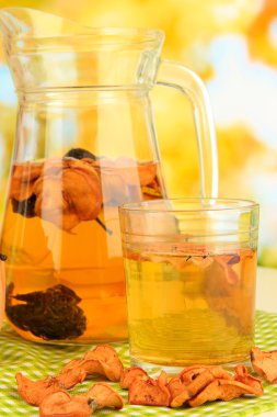 karışık kuru meyve kase ve doğal zemin üzerine ahşap masa üzerinde kurutulmuş meyve kompostosu