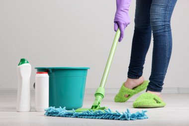 Odanın zeminini temizleyin.