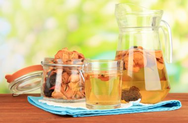 karışık Kuruyemiş banka ve doğal zemin üzerine ahşap masa üzerinde kurutulmuş meyve kompostosu