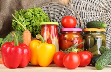 taze sebze ve konserve üzerinde tablo kapat