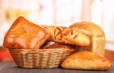 hasır sepet penceresi arka plan üzerinde pişmiş ekmek