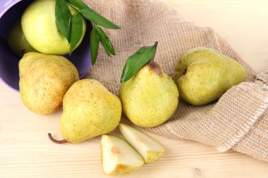 ahşap masa üzerine çuval bezi kovanın içinde armut