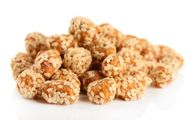 Susam ve karamel, üzerinde beyaz izole lezzetli fıstık