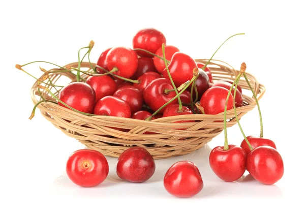 Вишневі ягоди в плетеному кошику ізольовані на білому — стокове фото