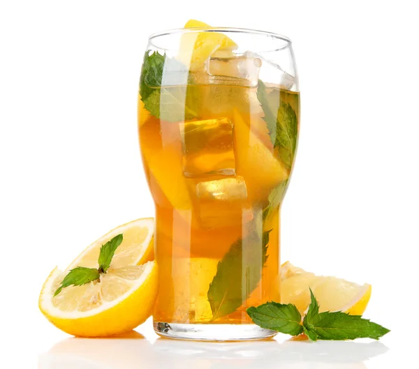 Buzlu çay limon ve nane üzerinde beyaz izole — Stok fotoğraf
