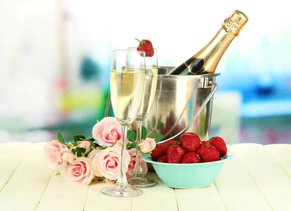 चमकदार पार्श्वभूमीवर शॅम्पेन, स्ट्रॉबेरी आणि गुलाबी गुलाब सह रोमँटिक अजूनही जीवन — स्टॉक फोटो, इमेज